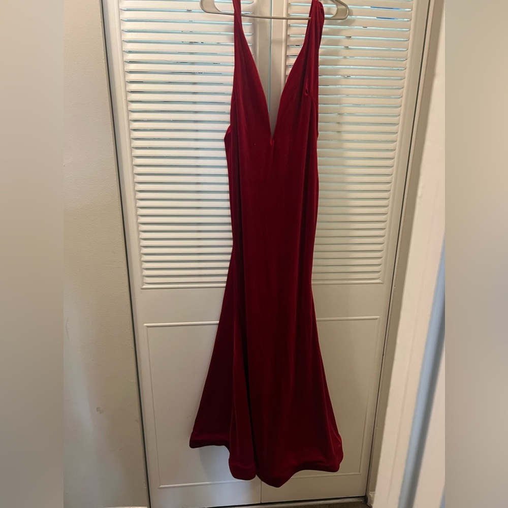 Never worn, purchased from Fashion nova for a wedding.